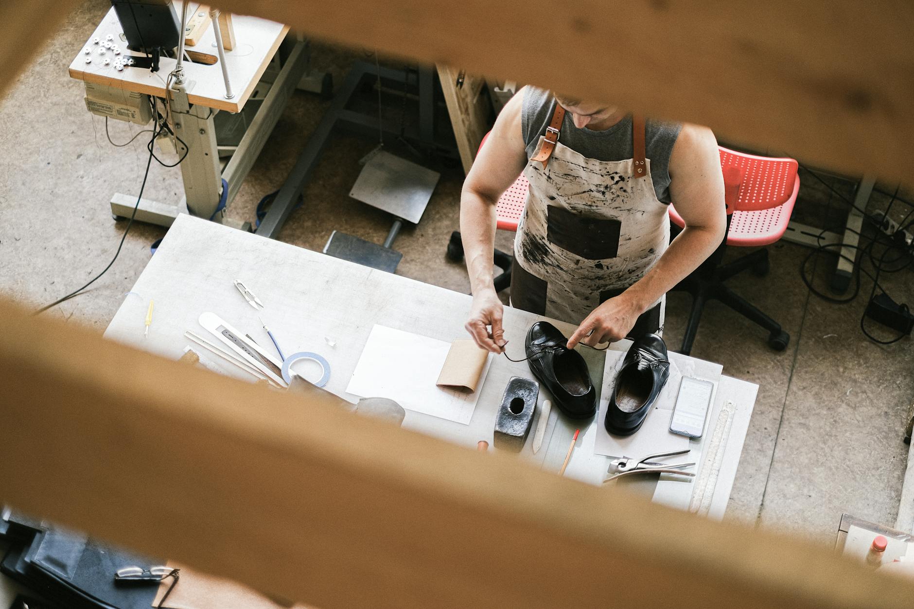 Schuhmacherwerkstatt — Lederverarbeitung in Handarbeit