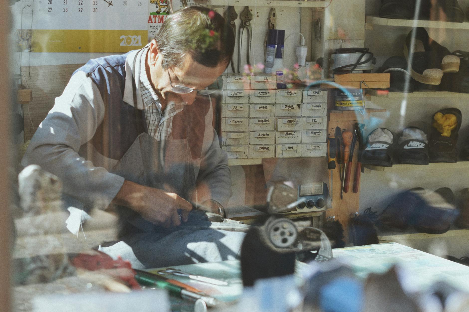 Schuhmacher in der traditionellen Werkstatt